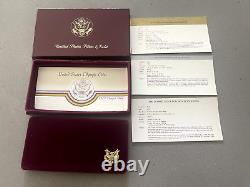 1983 / 1984 US Mint 3 Coin Olympic Silver & Gold Commemorative Proof Set withCOA translates to: Ensemble de preuves commémoratives de 3 pièces en argent et en or des Jeux olympiques de 1983 / 1984, de l'US Mint, avec certificat d'authenticité (COA).