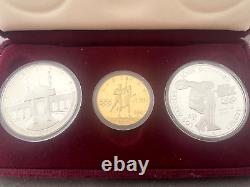 1983 / 1984 US Mint 3 Coin Olympic Silver & Gold Commemorative Proof Set withCOA translates to: Ensemble de preuves commémoratives de 3 pièces en argent et en or des Jeux olympiques de 1983 / 1984, de l'US Mint, avec certificat d'authenticité (COA).