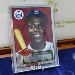 1997-W 50E ANNIVERSAIRE DE JACKIE ROBINSON PIECE COMMÉMORATIVE EN OR DE 5 $ AVEC CARTE, ÉPINGLETTE ET ÉCUSSON, COA