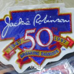 1997-W 50E ANNIVERSAIRE DE JACKIE ROBINSON PIECE COMMÉMORATIVE EN OR DE 5 $ AVEC CARTE, ÉPINGLETTE ET ÉCUSSON, COA