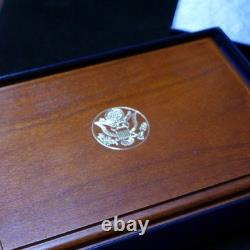 1997-W 50E ANNIVERSAIRE DE JACKIE ROBINSON PIECE COMMÉMORATIVE EN OR DE 5 $ AVEC CARTE, ÉPINGLETTE ET ÉCUSSON, COA