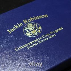1997-W 50E ANNIVERSAIRE DE JACKIE ROBINSON PIECE COMMÉMORATIVE EN OR DE 5 $ AVEC CARTE, ÉPINGLETTE ET ÉCUSSON, COA