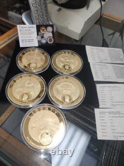 CINQ (5) Pièces Commémoratives Colossales de Grande Taille avec 4 Certificats d'Authenticité en Cu recouvertes de 24k or
