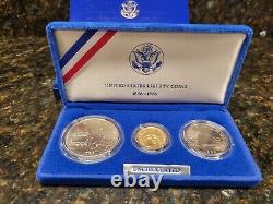 En français, cela se traduit par : Ensemble commémoratif de 3 pièces en or de 5 $ et en argent de 1 $ de la Monnaie des États-Unis de 1986 avec COA