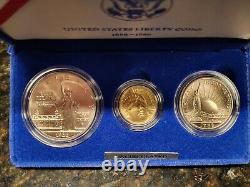 En français, cela se traduit par : Ensemble commémoratif de 3 pièces en or de 5 $ et en argent de 1 $ de la Monnaie des États-Unis de 1986 avec COA