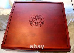 Ensemble commémoratif de 32 pièces en or et en argent des Jeux Olympiques d'Atlanta 1995-1996, avec boîte en bois et clé.