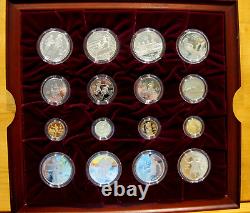 Ensemble commémoratif de 32 pièces en or et en argent des Jeux Olympiques d'Atlanta 1995-1996, avec boîte en bois et clé.