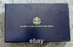 Ensemble de 4 pièces de monnaie de la Constitution de 1987, en or et en argent, à la fois en qualité Proof et UNC, dans une boîte avec un certificat d'authenticité.