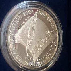 Ensemble de pièces de preuve de la Constitution de la Monnaie des États-Unis de 1987 : dollar en argent et cinq dollars en or avec certificat d'authenticité.