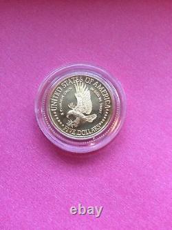 Pièce de monnaie commémorative de 5 dollars en or de 1986 avec la statue de la Liberté, en version proof dans une capsule.