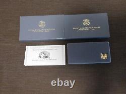 US Mint 1991 Mt Rushmore Anniversary 3 Coin $5 West Pt Gold & Silver Proof Set

 <br/>

 
<br/>

La Monnaie des États-Unis 1991 Mt Rushmore Anniversaire Ensemble de preuve en or et en argent de 3 pièces de $5 West Pt